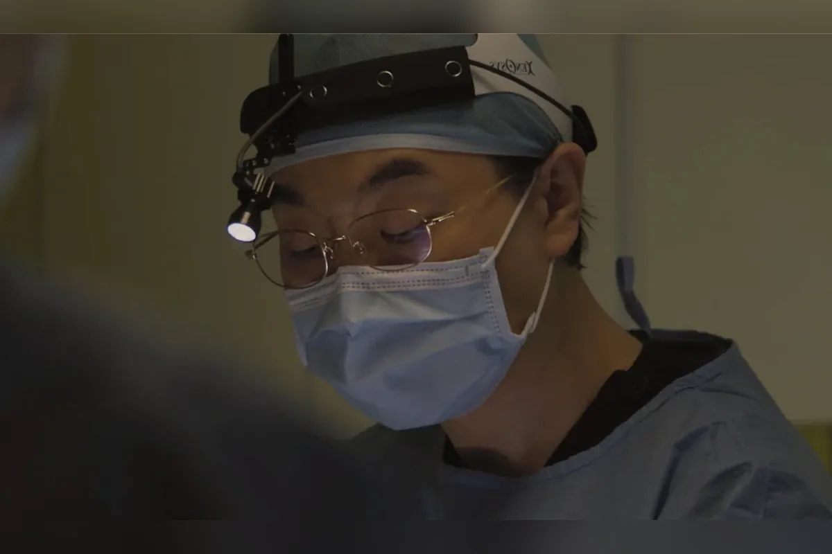 강남 가슴재수술 — 확대경을 쓴 집도의